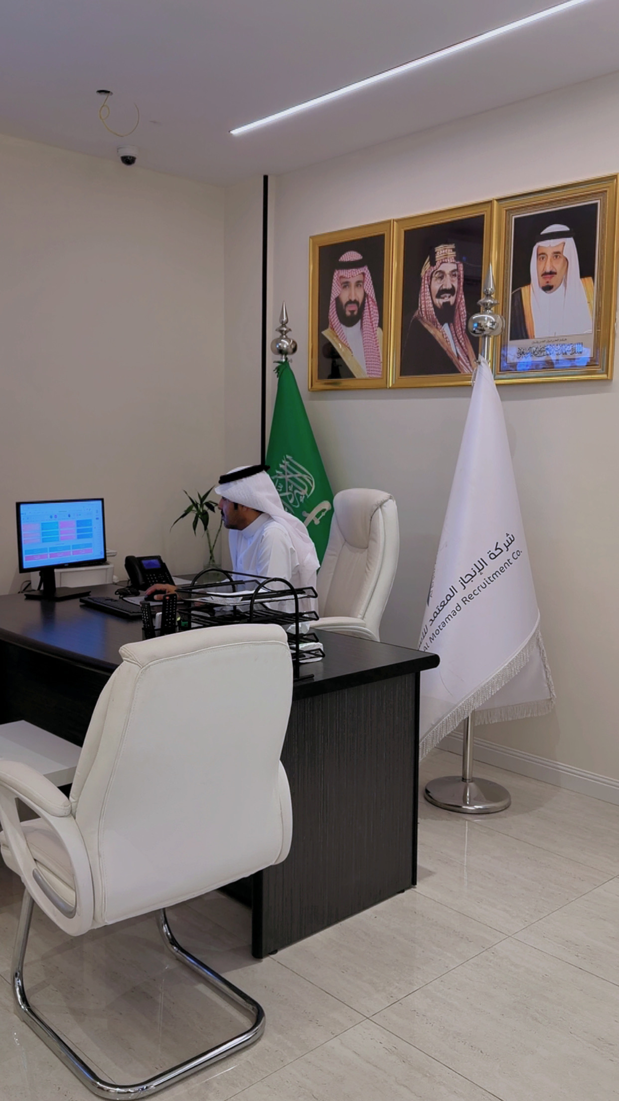 موظف في مكتب الإنجاز المعتمد يتابع طلبات العملاء